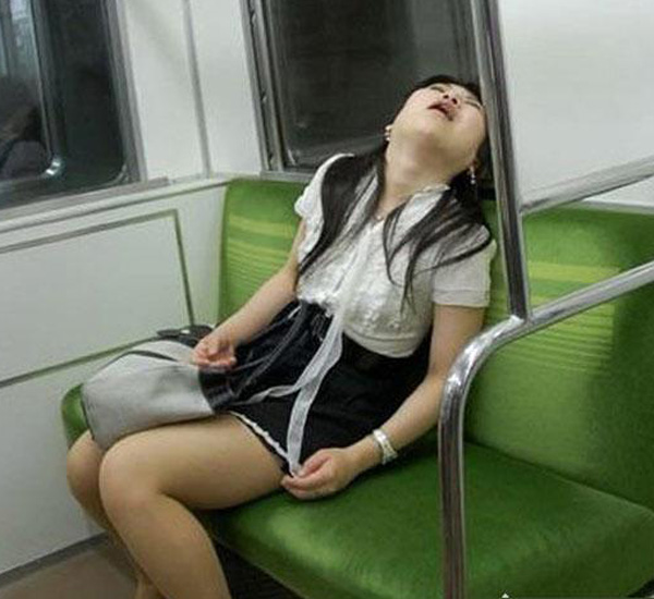 Nữ sinh này có dáng ngủ không thể nào đỡ nổi.