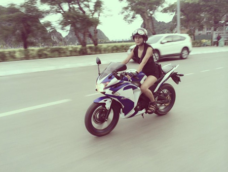 Hiện tai, Phương Diễm đang sở hữu chiếc xe tay côn Cbr 150 nhưng lại có kinh nghiệm dày dặn khi từng chạy qua hơn 10 loại mô tô với các chủng loại, màu sắc, kiểu dáng khác nhau.