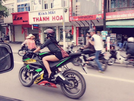 Cô nàng cũng hay cưỡi Phoenix175 trên đường phố.
