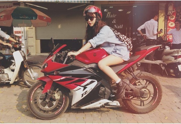 Hot girl Quỳnh Anh Shyn cũng từng khiến nhiều người mê mẩn khi tạo dáng với mô tô khủng.