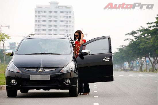 Thanh Hằng bên chiếc Mitsubishi Grandis của mình. Một trong những lý do khiến cô chọn dòng xe này vì đôi chân quá dài của mình.