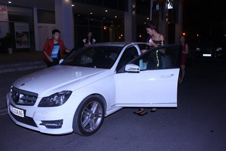 Tối 13/12/2011, khi xuất hiện trong một sự kiện tại khu đô thị Phú Mỹ Hưng (TP HCM), người đẹp "Shbet888 phiên bản mới nhất 1,12 m" Thanh Hằng đã khoe chiếc xế hộp màu trắng mới cáu cạnh có giá 1,5 tỷ đồng.