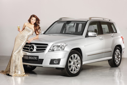 Người mẫu có đôi Shbet888 phiên bản mới nhất nhất Việt Nam tạo dáng vô cùng quyến rũ bên xe.