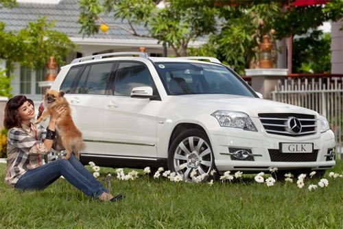 Thanh Hằng sắm chiếc Mercedes-Benz GLK Deluxe. Chiếc xe này trị giá 88 ngàn đôla (khoảng 1,7 tỷ đồng).