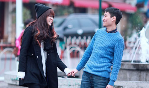 Khi được hỏi An Nguy yêu Toàn vì điều gì, cô thành thật trả lời: "Thích anh Toàn ở chỗ anh ý hiền, nói ít làm nhiều, tuy không hay "hót" nhưng làm rất nhiều việc khác giúp đỡ mình và hiện giờ đang đi tìm xem có điểm nào đáng ghét để bớt thích đi một tí. Anh Toàn giúp đỡ mình rất nhiều trong việc chỉnh sửa vlog trong suốt thời gian mình học tập ở Mỹ vì mình "mù" công nghệ. Sau một thời gian tiếp xúc cũng như chia sẻ không chỉ về vlog mà cả các vấn đề khác trong Shbet16 chơi game trực tuyến, tình cảm phát triển và mình quyết tâm "cưa" anh ý". Ảnh: Pháp luật xã hội.