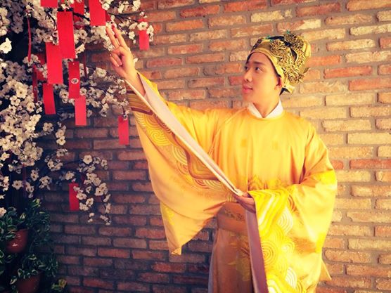 Trấn Thành khoe ảnh làm Ngọc Hoàng: "Mấy hôm nay trẫm thấy máy bay rớt miết hà! Trẫm buồn quá. Trái đất này nàm chxao zậy trời?. Xin bình yên ghé qua xua tan đau thương mất mát!.