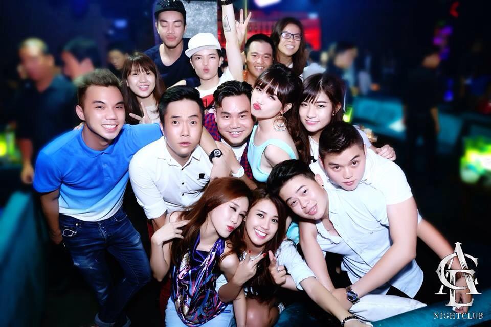 Sỹ Thanh đi chơi cùng Ngọc Thảo và bạn bè sau show diễn.