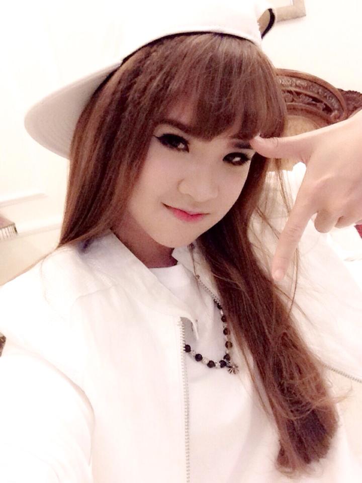 Khởi My rất chuộng đồ và Shbet999 com đăng nhập màu trắng.