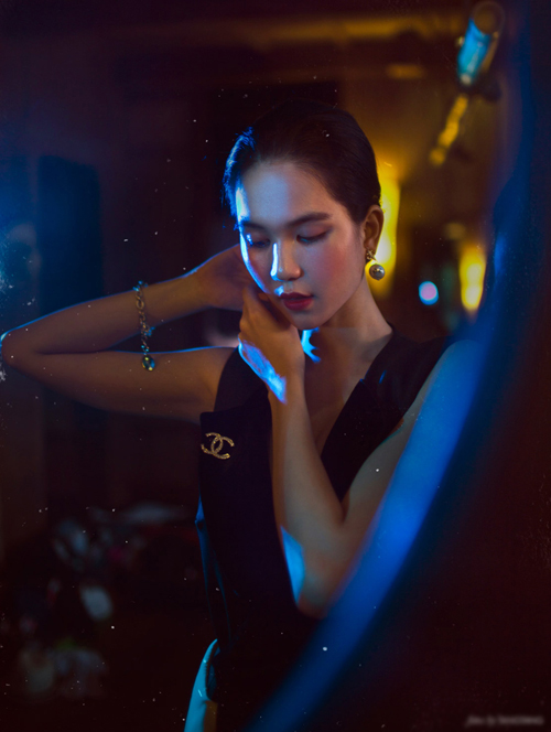 Rũ bỏ những chiếc đầm có gam màu rực rỡ, dáng váy tôn đường nét tròn trịa "bỏng mắt", Ngọc Trinh chọn cho mình những chiếc đầm trơn không họa tiết với tóc búi nhẹ kèm màu son đỏ cổ điển.