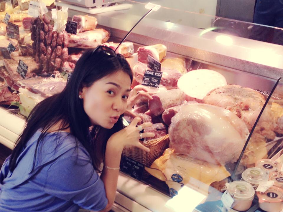 Thu Minh đang tận hưởng những ngày nghỉ tuyệt vời tại Châu âu, cô khoe ảnh thảnh thơi đi siêu thị mua đồ và làm nhiệm vụ của một bà nội trợ.