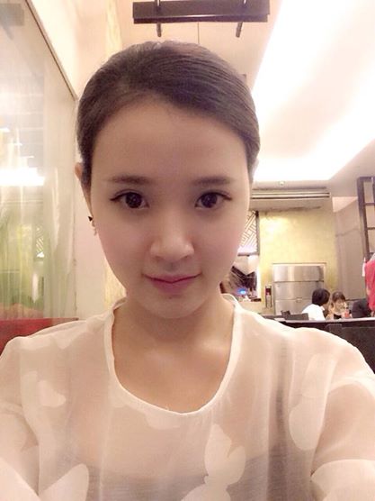 Mi Du giản dị với kiểu rẽ ngôi tóc mới.