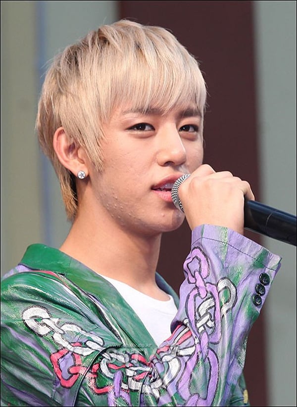 Daehyun của B.A.P đã có nhân viên make up rất xuất sắc, có thể 'phù phép' cho mụn trên gương mặt anh ấy biến mất.