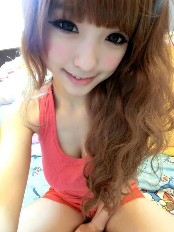 Vào giữa năm 2013, cộng đồng mạng châu Á được phen xôn xao khi 1 fanpage có tên “Facebook tập hợp các hot girl hot boy cấp 1 và cấp 2" được lập.