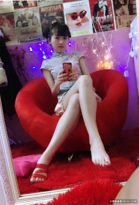 Nhiều người tỏ ra vô cùng choáng váng trước cách trang điểm, ăn mặc quá già dặn của những cô bé cấp 2, thậm chí là cấp 1.