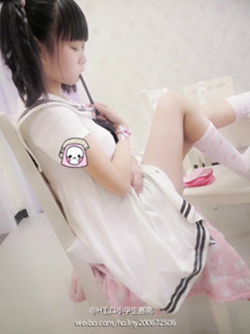 ...Bởi vậy hình ảnh của cô bé giống hệt những cô gái sexy trong truyện tranh, phim hoạt hình.