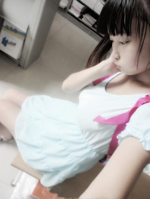 Gương mặt ngây thơ, thân hình non nớt cố tình tạo dáng chụp ảnh thật sexy.
