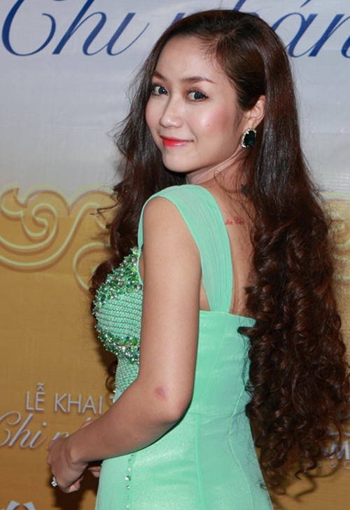 Ốc Thanh Vân từng để lộ trên vai trái của cô có hình xăm Xuân Lâm - tên con trai. Phía trên là hình một chú rùa con - biệt danh của ông xã Ốc Thanh Vân.