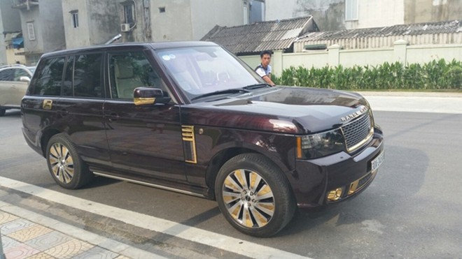 Chiếc Land Rover Range Rover phiên bản Autobiography Ultimate Edition với nhiều chi tiết được mạ vàng 24K. Điểm nhấn thể hiện ở hai bộ chữ logo Range Rover được chế mới bằng kim loại, các họa tiết của La-zăng, miếng ốp của thân xe...