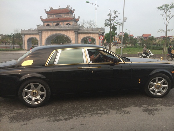 Người đi đường ai cũng phải ngoái nhìn.