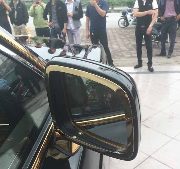 Gương chiếu hậu và cổ chân gương cũng được mạ vàng sáng bóng.