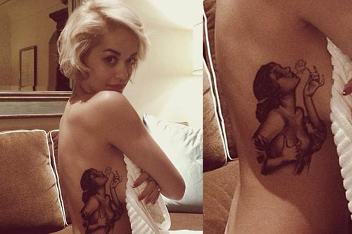 Rita Ora trong tình trạng khỏa thân để khoe hình xăm cô gái nơi mạn sườn.