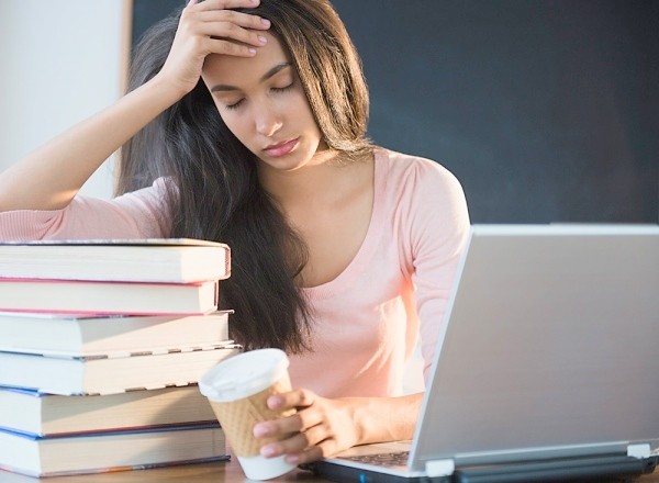 Thiếu ngủ. Thiếu ngủ cũng là nguyên nhân làm gia tăng nguy cơ ung thư. Nhận định này từng được đăng tải trên tờ Ung thư của Anh. Ở đây, người ta chỉ ra rằng ngủ ít hơn 6 tiếng đồng hồ/đêm làm tăng nguy cơ phát triển bệnh ung thư vú và ung thư đại tràng.