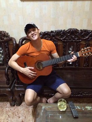 Thủy Tiên chia sẻ bức ảnh từ trang các nhân của Công Vinh và hà hước "nghe đồn là FC full house nhà ta có lén quay lại clip anh ấy hát ru em bé trong chuyến đi từ thiện trẻ em mồ côi chờ dịp offline tháng 8 này sẽ công bố.. có ai nôn như mình không ta???".