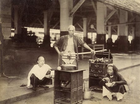 Ảnh chụp gánh hàng rong tại Chợ Lớn, cách đây 130 năm.