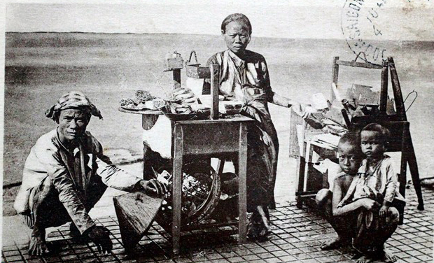 Các gánh hàng cháo, mỳ khá cồng kềnh, nặng nề nên chủ gánh thường chọn một góc phố đông người, ngã tư để tiện buôn bán.