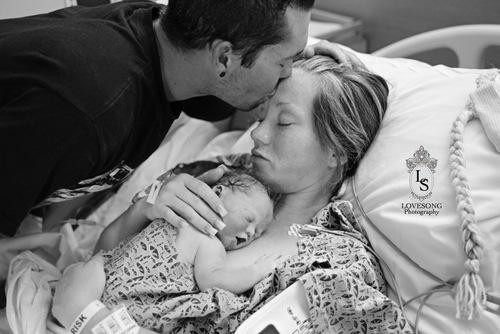 Một ngày, Emily Stanley phát hiện ra rằng con cô không còn đạp trong bụng nữa.