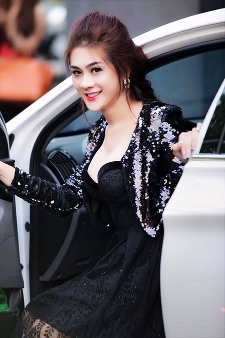 Từ ngày chuyển giới và trở lại với showbiz, Lâm Chi Khanh rất đắt show ở nhiều tỉnh, thành. Với khoản thu nhập ổn định từ vệc đi hát, cô đã tậu riêng cho mình chiếc xế hộp.