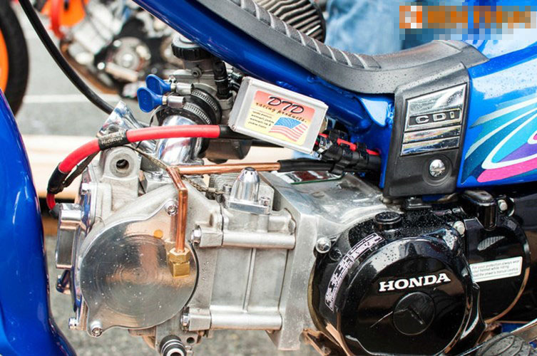 Đầu nòng xi-lanh của Exciter 135cc. Để kết hợp 2 bộ phận này với nhau, chủ nhân chiếc xe đã tốn không dưới 40 triệu để đạt sức mạnh như ý. Vì điều kiện làm việc ở cường độ cao, máy xe còn được độ thêm bộ ống thoát khí từ máy.