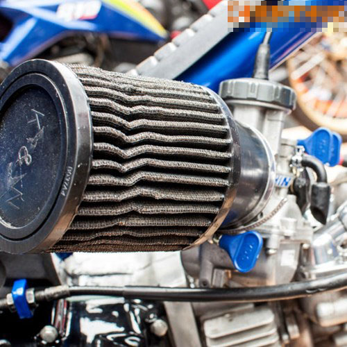 Đi cùng bộ chế hòa khí là bộ phận lọc gió khá ấn tượng cũng được nhập từ Thái Lan. Ảnh: Lọc gió K