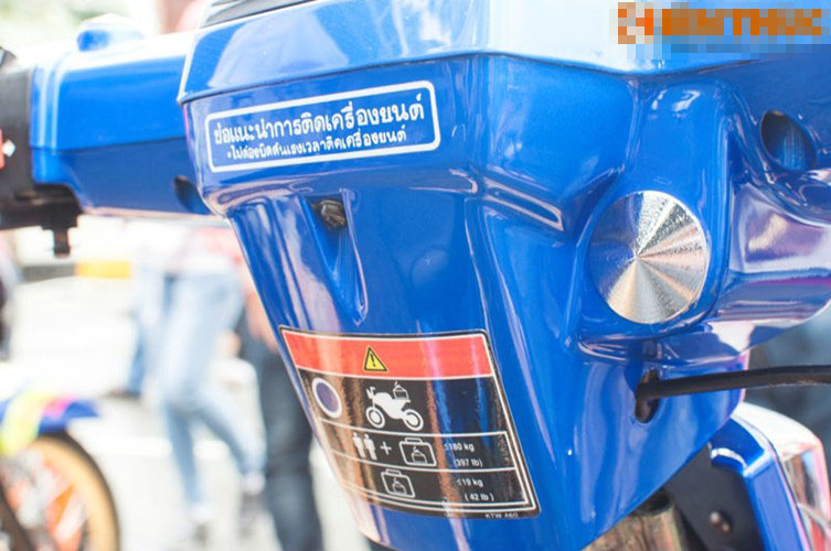 Xe không có bộ phận khởi động tự động (Electric Starter) mà phải khởi động bằng cơ (Kick Starter).