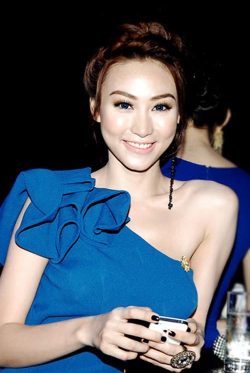 Lựa chọn kính áp tròng "tông xuyệt tông" với váy có vẻ là lựa chọn sai lầm của Ngân Khánh vì trông cô khá giống người ngoài hành tinh..