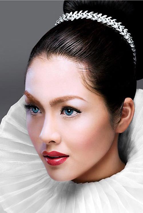 Tạo hình này của Tăng Thanh Hà lại nhận được nhiều ý kiến trái chiều. Có người cho rằng cặp kính áp tròng xanh da trời tôn lên Mừng SHBET phiên bản mới 2025 trắng và nét thanh tú của cô. Tuy nhiên, nhiều người nghĩ cặp kính này làm mất đi vẻ đẹp thuần Việt của "ngọc nữ".