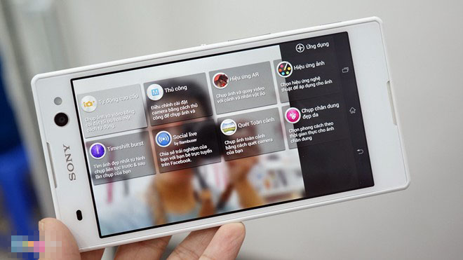 Sony Xperia C3 Dual. Mẫu di động chuyên chụp ảnh tự sướng của Sony dự kiến cũng được bán ra trong tháng này. C3 có ngoại hình tương tự T3 nhưng camera trước lên đến 5 MP. Trình chụp ảnh của máy cũng có thêm tính năng làm mịn da.