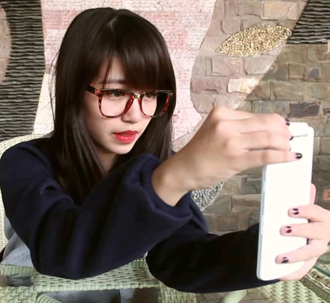 Mẫn Tiên mê mẩn Oppo N1 .