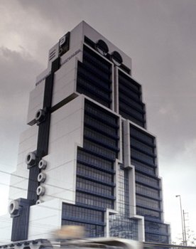 Một chú robot đứng sừng sững trên đường phố ở thủ đô Bangkok của Thái Lan.