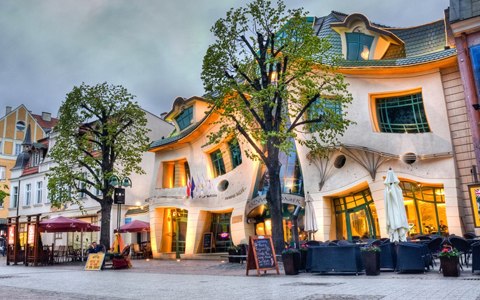 Tòa nhà uốn vặn tại Sopot, Ba Lan gồm 3 tầng, được xây dựng dựa trên cảm hứng từ một câu chuyện cổ tích. Đây là tòa nhà được chụp ảnh nhiều nhất của Ba Lan.