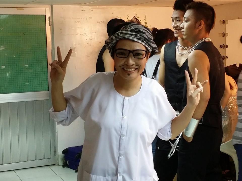 Phương Thanh hóa trang thành anh nông dân và làm chồng Cẩm Ly trong ca khúc "Giăng câu".