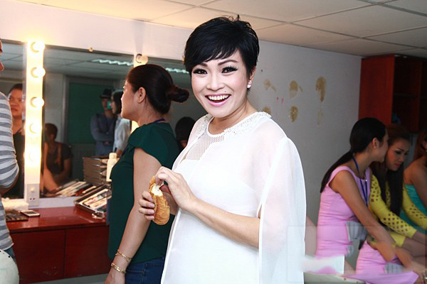 Phương Thanh cũng chỉ ăn bánh mỳ.