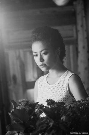 Hoàng Thùy Linh với vẻ mặt buồn man mác.