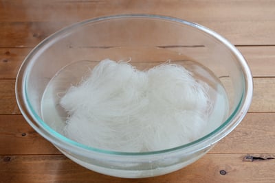 Ngâm miến cho mềm, ngâm rửa sạch nguyên liệu với nước muối loãng. Chú ý đừng để lâu quá, miến mềm là vớt ra ngay.