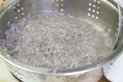 Miến vừa mềm thì vớt ra trụng nước sôi, xong bỏ vào nước lạnh lần nữa.
