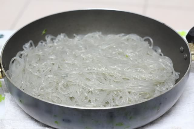 Vớt ra để ráo, đồng thời cho ít dầu ăn trộn đều lên sợi miến.