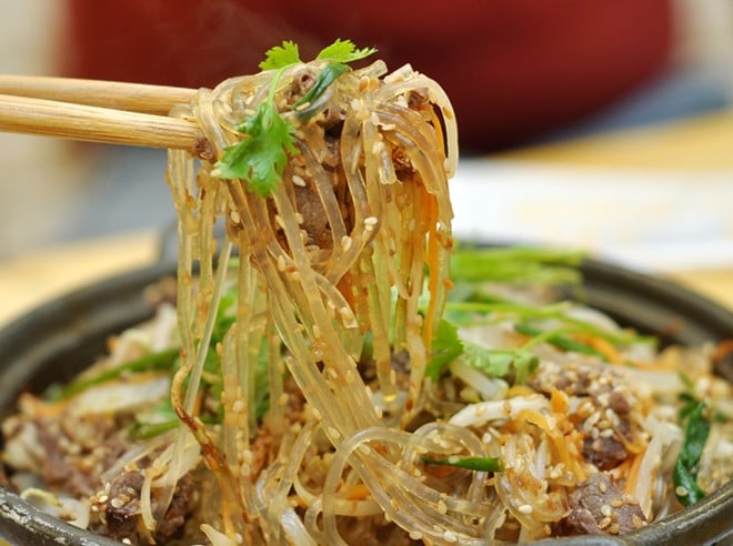 Cuối cùng cho miến vào xào đến khi thấy sợi miến bắt đầu săn lại, ăn thử một sợi miến, thấy sực sực dai dai thì tắt bếp.