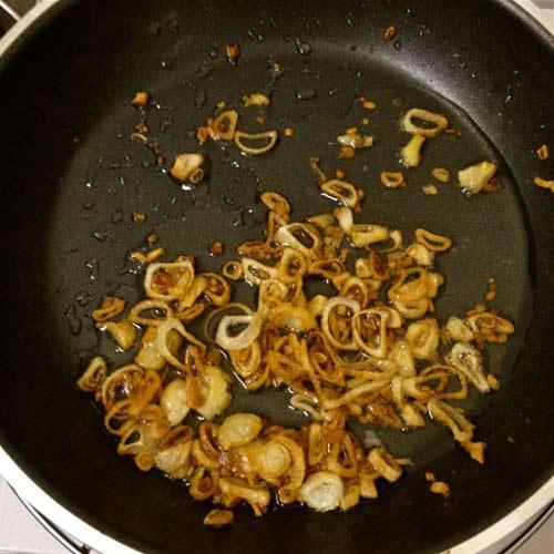 Cho dầu ăn vào chảo, xào thơm hành, gừng rồi lần lượt cho cà rốt, củ cải, nấm, bắp non, thêm muối xào 2-3 phút.