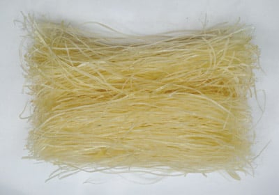 Bạn nên dùng miến dong (hay còn gọi là bún tàu).