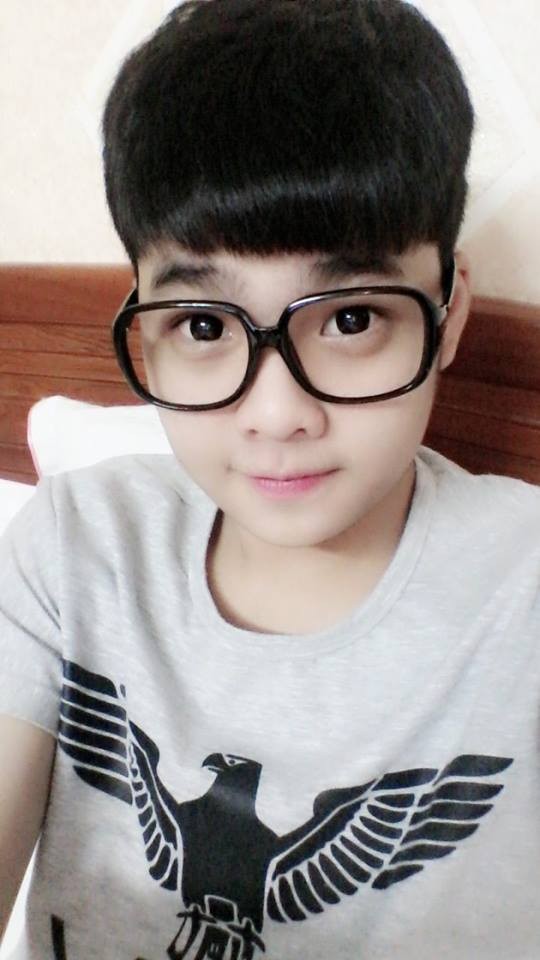 Anh chàng này đang sống tại Nha Trang và từng tiết lộ số đo 3 vòng của mình: 90 - 62 - 85.